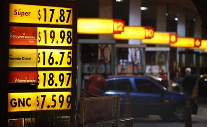 Las estaciones de servicio exhiben desde ayer los nuevos precios de los combustibles
