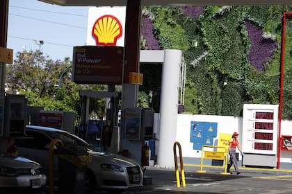 Las estaciones de Shell fueron las primeras en subir los precios anoche, 15%