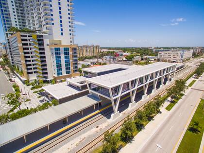 Las estaciones del tren de alta velocidad se ubican cerca de sitios de interés en cada destino para permitir que los pasajeros se trasladen con eficiencia