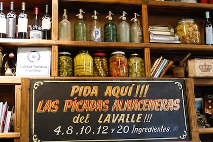 Las estanterías con sifones, botellas y conservas, representan el espíritu del Almacén y Bar Lavalle
