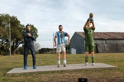 Las estatuas de Lionel Messi, Lionel Scaloni y Emiliano "Dibu" Martínez en Entre Ríos