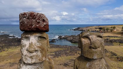Las estatuas Moai, en la Isla de Pascua, Chile