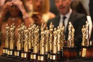El premio más conocido del espectáculo es ahora una marca todoterreno que entrega 500 estatuillas por año