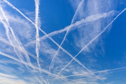 Las estelas de condensación, también llamadas contrails, terminan generando cirros visibles desde el suelo