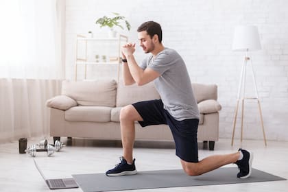 Las estocadas fortalecen los músculos de las piernas y ayudan a generar resistencia cardiovascular