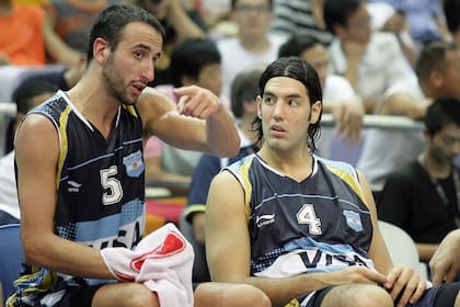 Las estrellas de la NBA de Argentina Luis Scola (izq.) Y Manu Ginóbili conversan en el banco durante el torneo Diamond Ball Basketball, un torneo de preparación para los Juegos Olímpicos de Beijing 2008, en Nanjing el 31 de julio de 2008. Argentina venció a Serbia 75-60