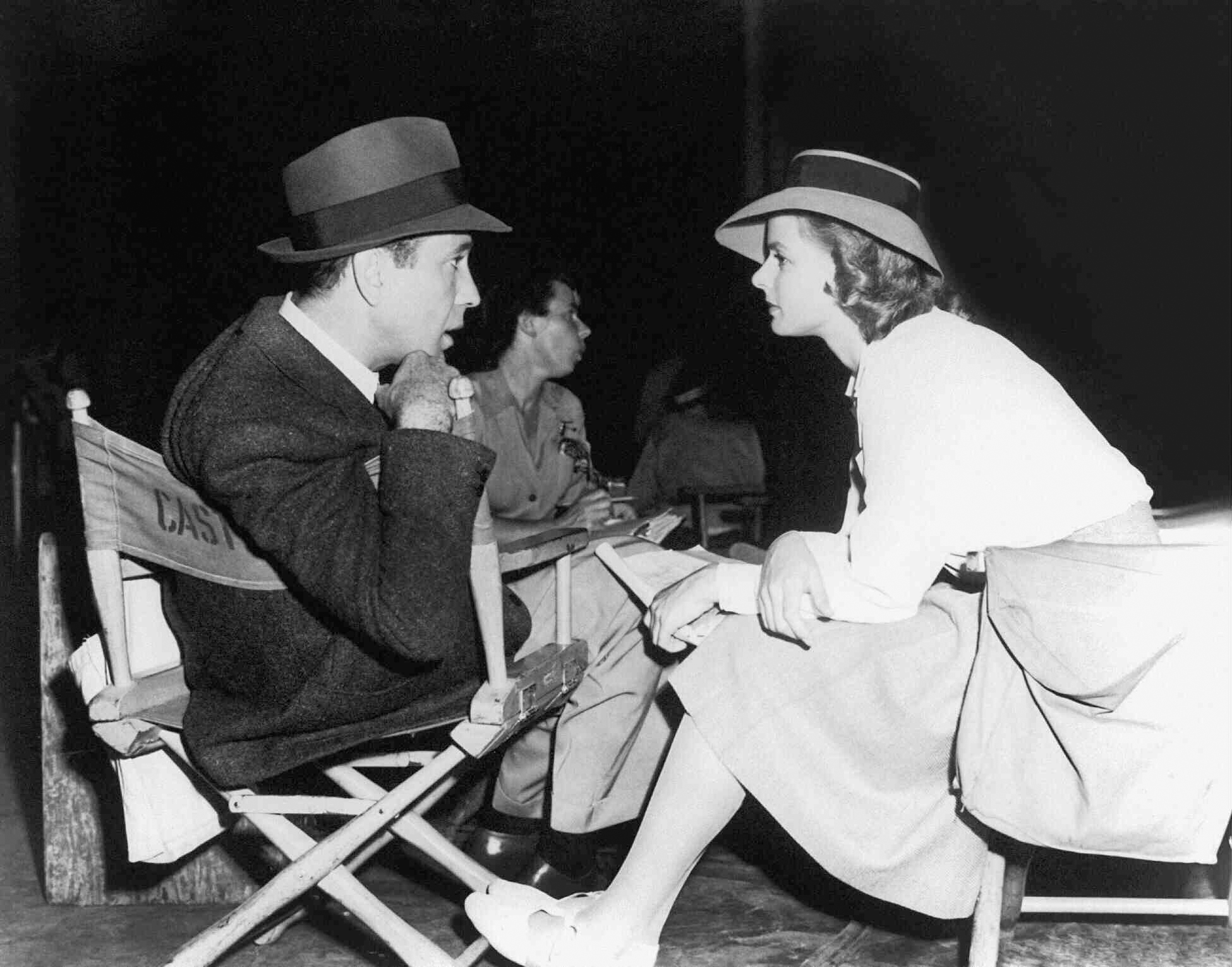 Las estrellas del film charlan en un alto del rodaje; su incandescente química provocó la ira de la tercera esposa de Bogart, Mayo Methot, que creía que ambos mantenían un romance fuera de la pantalla