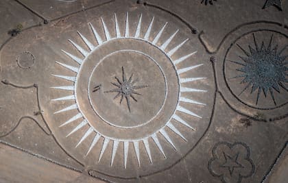 Las estrellas del ovnipuerto fueron construidas sin planos. Su perfección sólo se aprecia desde el aire.