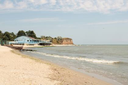Las estructuras fijas en las playas generan un proceso conocido como erosión pasiva