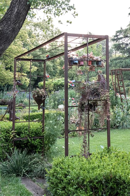 Las estructuras verticales aportan estructura y puntos focales al jardín