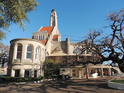 Las estructuras y recursos recuerdan a una embarcación.