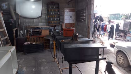 Las estufas se ensamblan en los talleres de los mismos barrios populares como una manera de potenciar las economías locales
