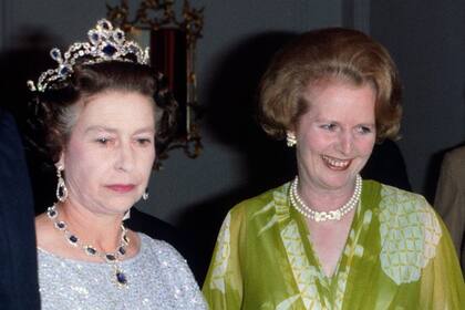 Las exageradas reverencias de Margaret Thatcher cuando saludaba a Isabel se convirtieron en un motivo de broma en el palacio de Buckingham durante los 11 años del gobierno de la primera ministra