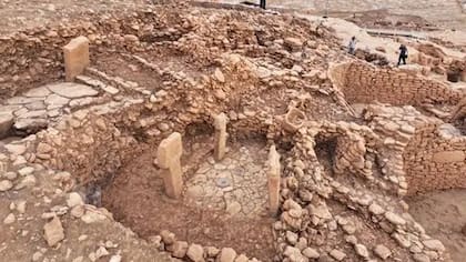 Las excavaciones en Karahantepe revelaron muchos otros pilares en forma de T. Se cree que sobre ellos se asentaban techos y edificios comunales, casas y monumentos