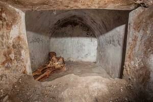 Hallan una enigmática tumba con un cadáver momificado en las ruinas de Pompeya