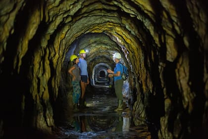 Las excursiones están abiertas todo el año y se puede optar por utilizar la vestimenta de minero, cascos con linterna y botas de goma