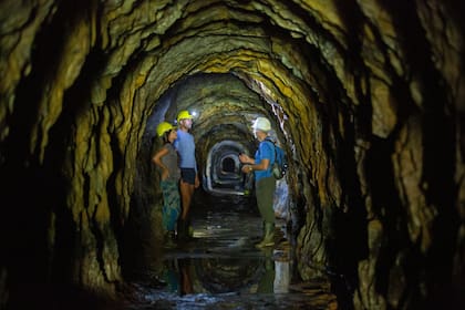 Las excursiones están abiertas todo el año y se puede optar por utilizar la vestimenta de minero, cascos con linterna y botas de goma