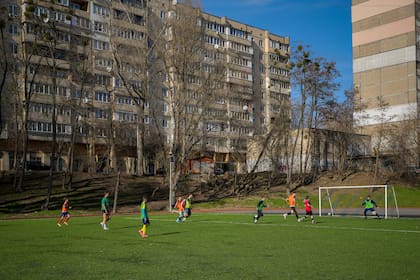 Las exigencias de los deportes que requieren habilidades de un lado del cuerpo, como fútbol, voleibol y básquet aumentan el riesgo de lesión y afectan el rendimiento