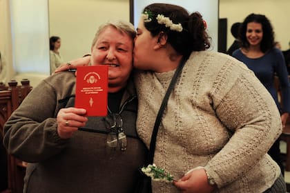 Las expacientes del Moyano Viviana, de 58 años, y Andrea, de 32, se casaron hoy