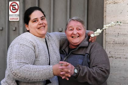 Las expacientes del Moyano Viviana, de 58 años, y Andrea, de 32, se casaron hoy