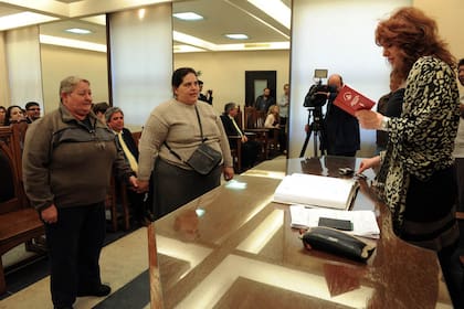 Las expacientes del Moyano Viviana, de 58 años, y Andrea, de 32, se casaron hoy