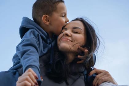 Las experiencias de la infancia son fundamentales en la formación de patrones de apego, especialmente en las relaciones con los padres o cuidadores, influyendo en las expectativas y comportamientos en las relaciones adultas