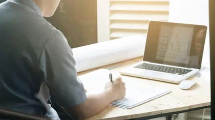 Las expertas destacan que señalar problemas de la empresa sin contar con las personas que llevan más tiempo que tú trabajando puede parecer arrogante.