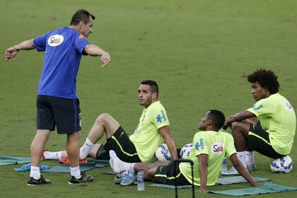 Las explicaciones de Dunga no conforman a Brasil