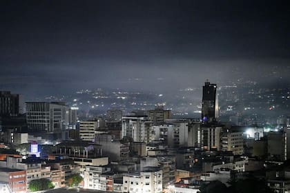 Las explosiones provocaron humo en la ciudad de Caracas, durante la madrugada del 3 de enero