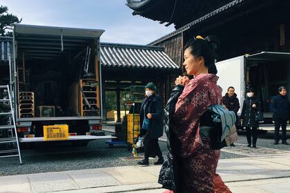 Las extras de la película de samurais entre toma y toma