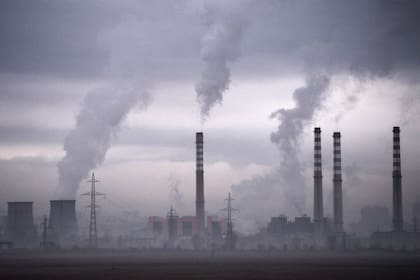 Las fábricas emanan demasiado CO2 como para que la Tierra naturalmente lo absorba