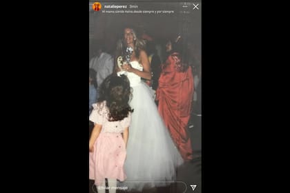 Las facciones, el pelo y la expresión muestran el increíble parecido entre Natalie y su mamá