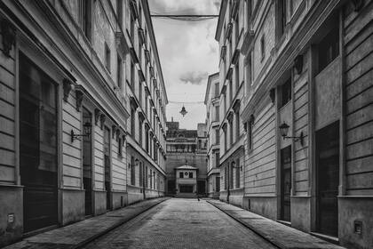 Las fachadas se conservan originales con aceras y faroles de hierro adosados a las paredes.