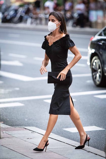 Las faldas y vestidos a la rodilla o con tajos que elige la Reina dejan ver sus piernas perfectas.