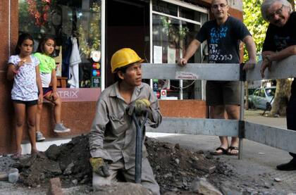 Las fallas en el servicio pusieron el foco en las compañías de electricidad Edenor y Edesur (en foto: una cuadrilla de Edesur haciendo reparaciones durante la ola de calor)
