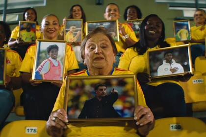 Las familiares de los futbolistas participaron en un homenaje por el Día de la Madre