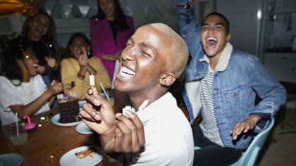 Las familias pueden ser redes de apoyo, pero también recintos clausurados que impiden la interacción, dice la escritora