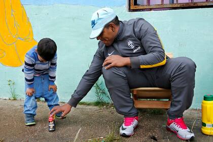 Las familias que visitan a los presos pueden compartir tiempo al aire libre en el predio del penal