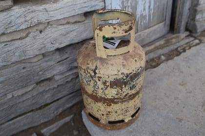 Las familias que viven en el campo no tienen gas. Sobreviven con leña y garrafa