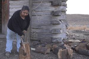 A leña y garrafa: cómo sobreviven el invierno los chicos de la patagonia