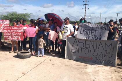 Familias que sufrieron inundaciones, tras las lluvias de los últimos días, reclaman una respuesta del gobierno de Formosa, que prometió entregar viviendas hace más de siete años