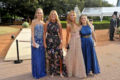 Las familias unidas. La hermana mayor de María Belén, Paz Ludueña, Miriam Román y las hermanas de Jorge, Daniela y Antonella Macri.