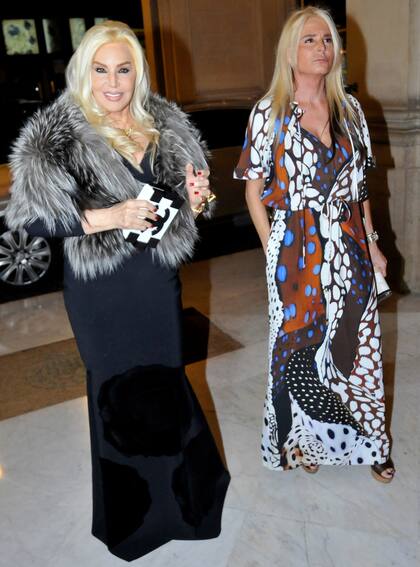 Susana Giménez al llegar al hotel Alvear junto a su hija, Mercedes Sarrabayrouse