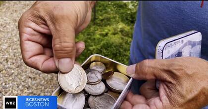 Las famosas monedas que fueron devueltas por su inesperado valor (captura CBS News)