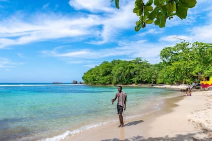 Las famosas playas turquesas de Jamaica atraen a millones de personas de todo el mundo, mientras que sus habitantes ya no pueden disfrutar de ellas.