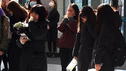 Las fanáticas de Kim Jong-hyun lloran su muerte, en Seúl