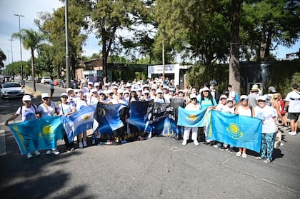 Las fanáticas del cantante kazajo Dimash Kudaibergen reunidas en Rosario para alentar al equipo de la Copa Davis