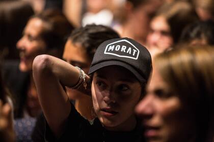 Las fanáticas disfrutan el show en el Luna Park