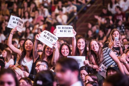 Las fanáticas disfrutan el show en el Luna Park