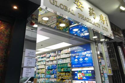 Las farmacias anuncian con carteles en su entrada que los barbijos y alcohol están agotados. Crédito: Freddy Paz